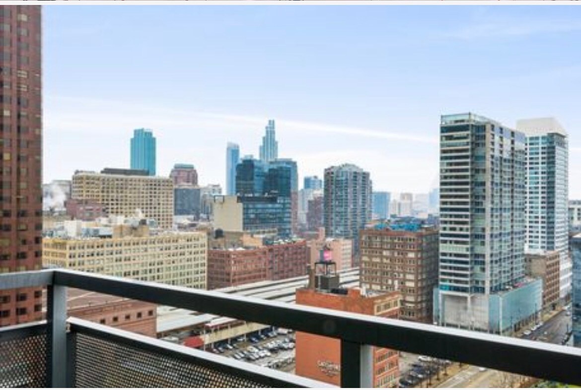 Building Photo - 235 W Van Buren St