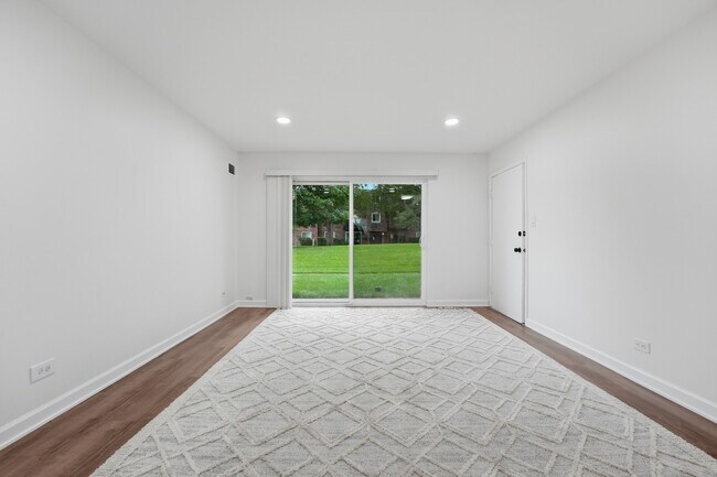 Building Photo - 9388 Bay Colony Dr