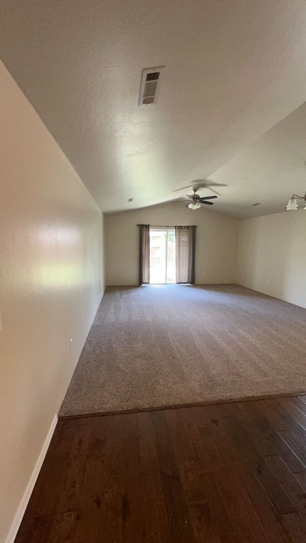 Building Photo - 3 Bedroom 2 Bath Home