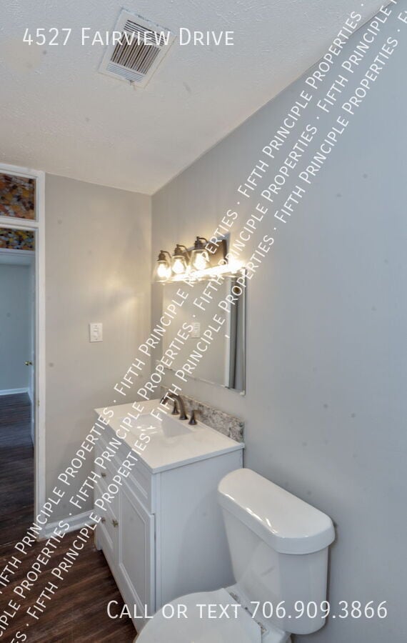 Building Photo - 4527 Fairview Dr