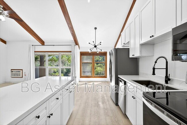 Building Photo - 2079 Ascot Dr