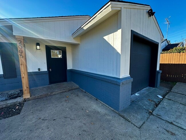 Building Photo - 2006 San Francisco Dr