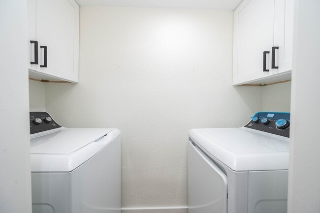 Building Photo - 5532 Beverly Hill St