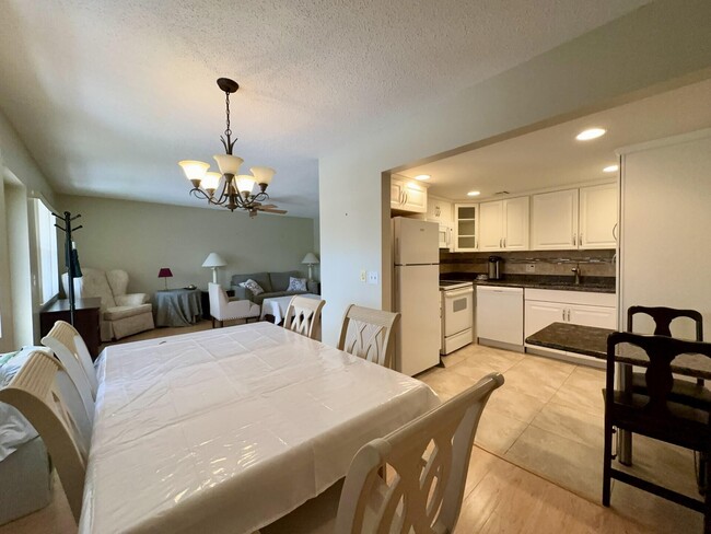 Building Photo - 213 Somerset K