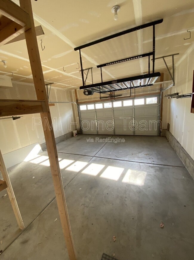Building Photo - 972 Stonehaven Dr