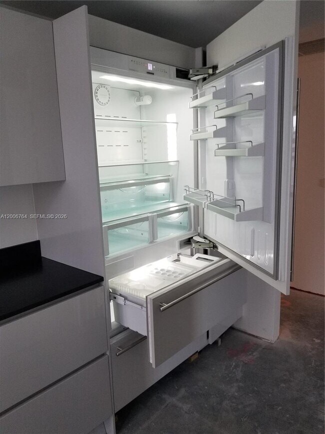 Building Photo - 1010 Brickell Ave