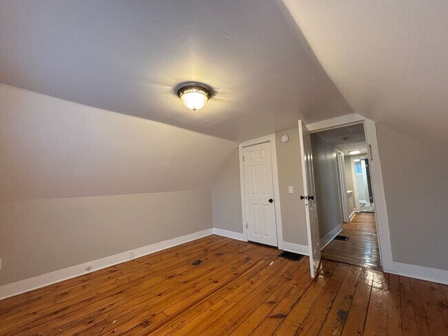 Building Photo - 4 Bedroom 2 Bath Single Family Home W/Garage!