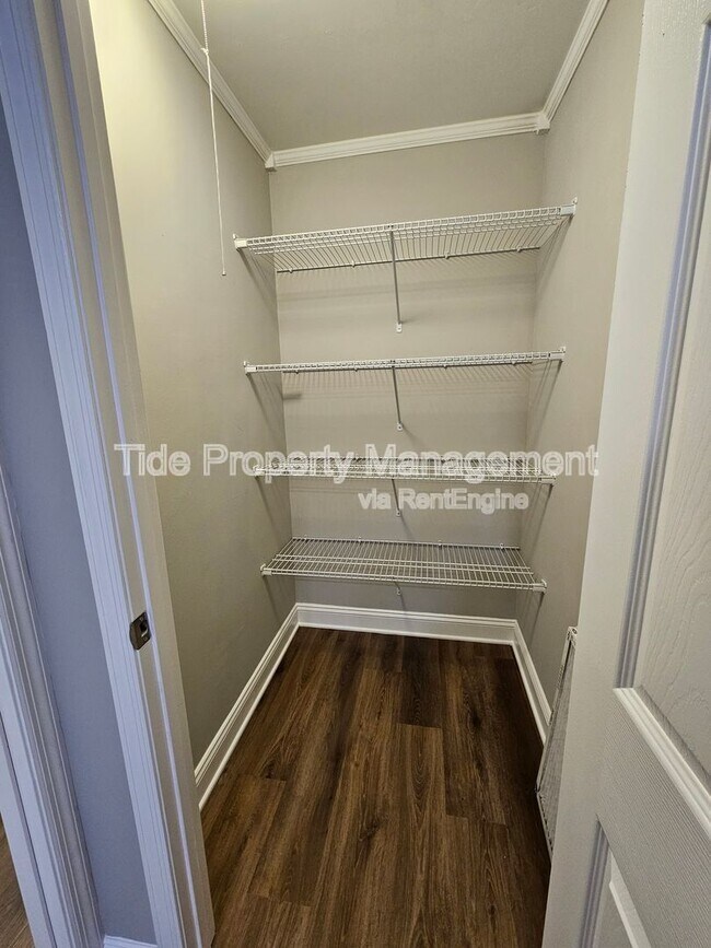 Building Photo - 5821 Robinhood Dr