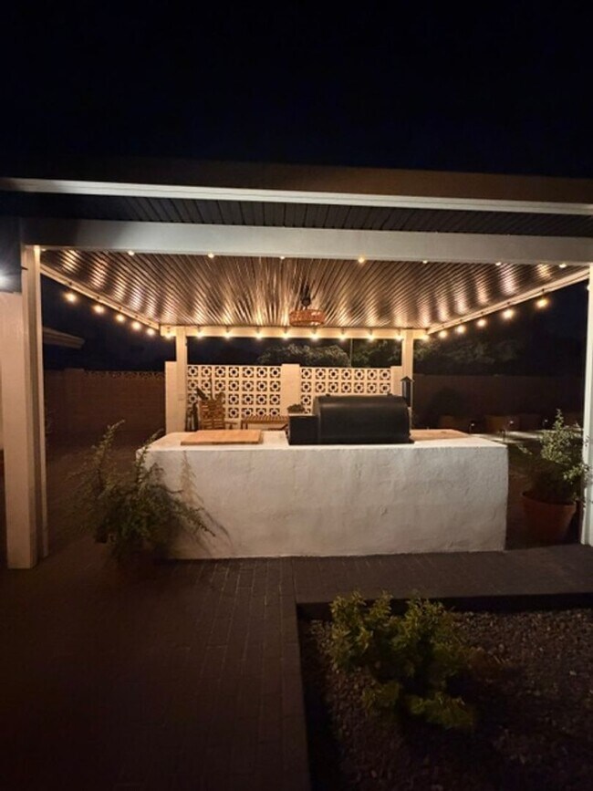 Building Photo - Updated Central Phoenix 3 bed, 2 bath with open layout, stainless steel appliances, and large irr...