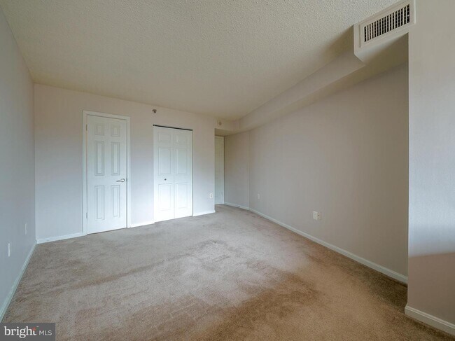 Building Photo - 10101 Grosvenor Pl