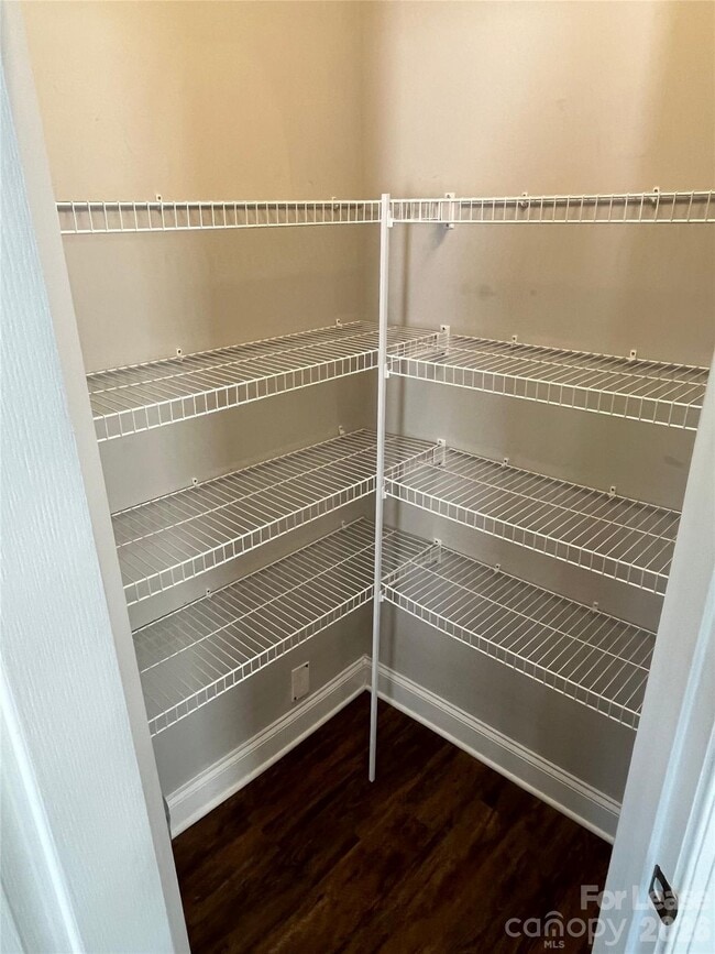 Building Photo - 340 Halton Crossing Dr SW