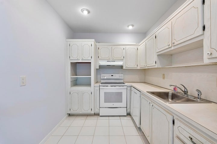 Building Photo - 2851 S Ocean Blvd