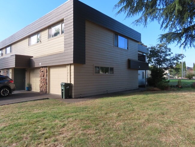 Primary Photo - 3 Bed/ 1.5 Bath Townhouse Near Gateway Are...