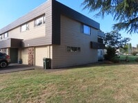 Building Photo - 3 Bed/ 1.5 Bath Townhouse Near Gateway Are...