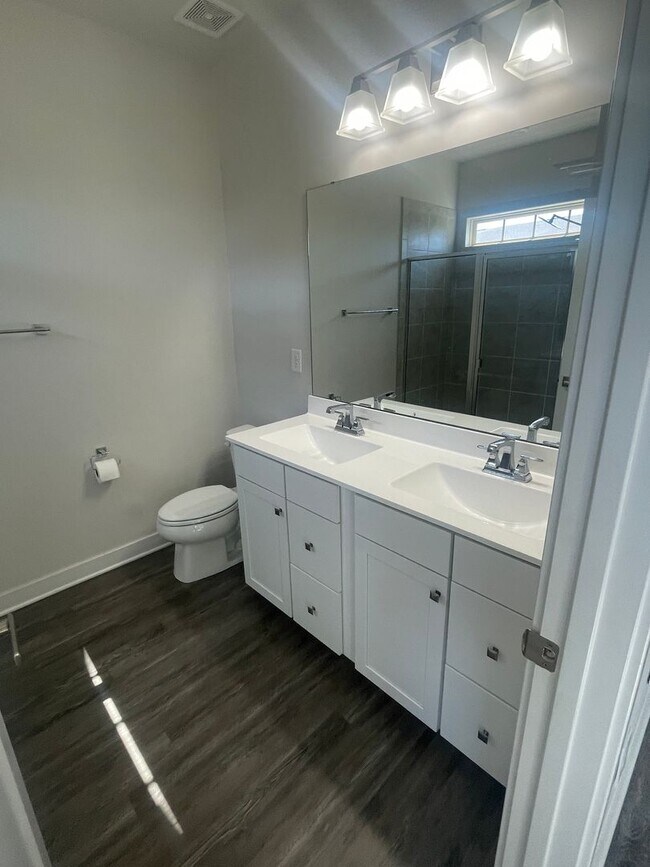 Building Photo - Luxury 3BR Townhome in Langtree- Modern Finishes & Prime Location!