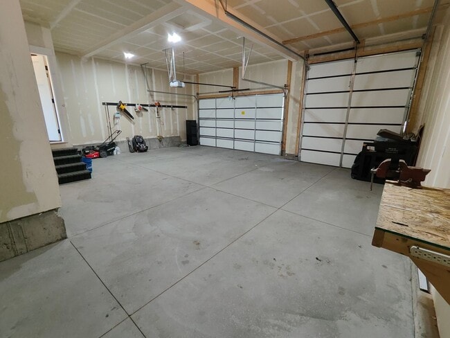 Building Photo - Spacious 4 bed/2.5 bath Home!
