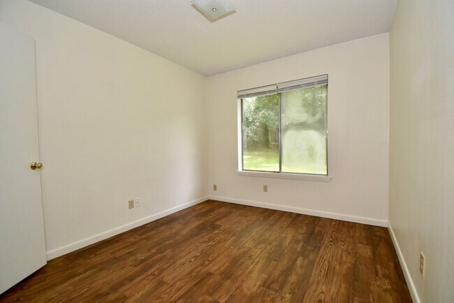 Building Photo - Saratoga Street Duplex