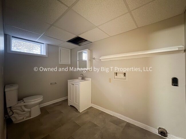 Building Photo - Cute ranch house with huge fenced yard