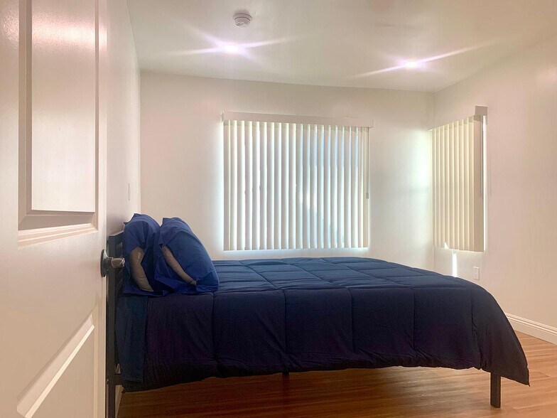 Building Photo - 540 N Harvard Blvd