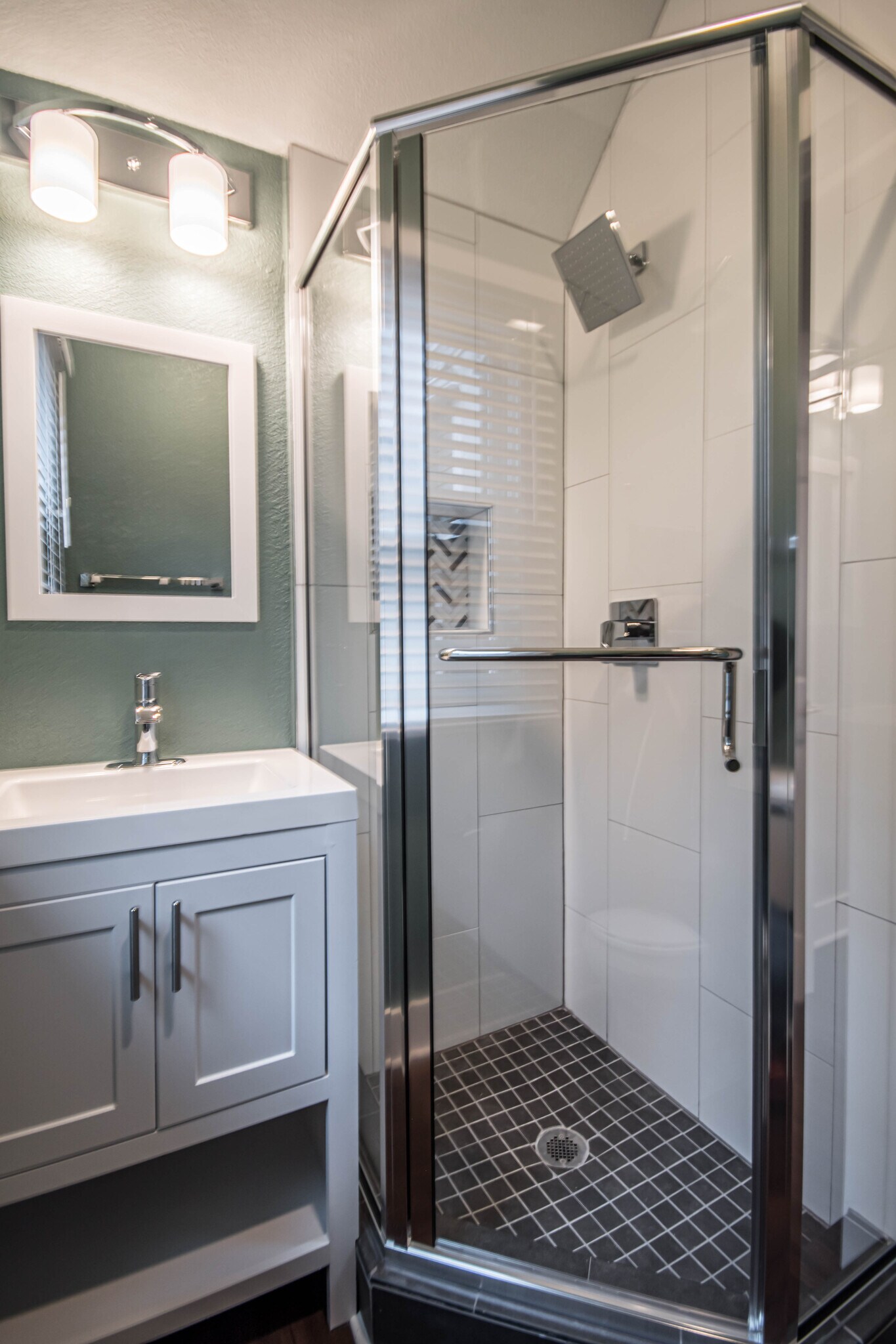 Building Photo - 1659 N Van Buren St