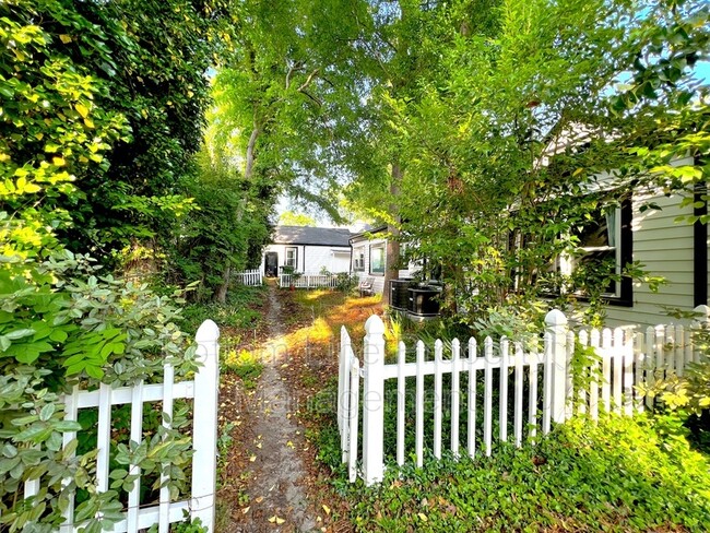 Building Photo - 613 Charlotte Ave
