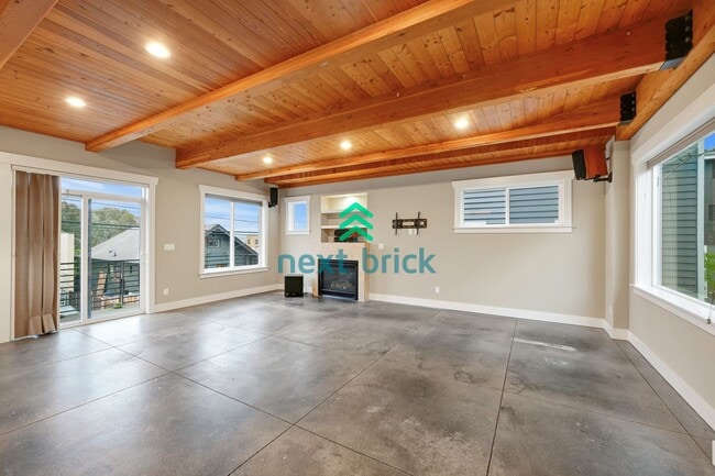 Building Photo - Stunning 2BR and 3BA single family with la...