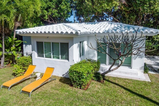 Building Photo - 1123 Bay Dr