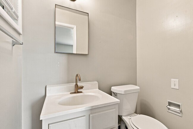 Building Photo - 6624 E 27th Pl