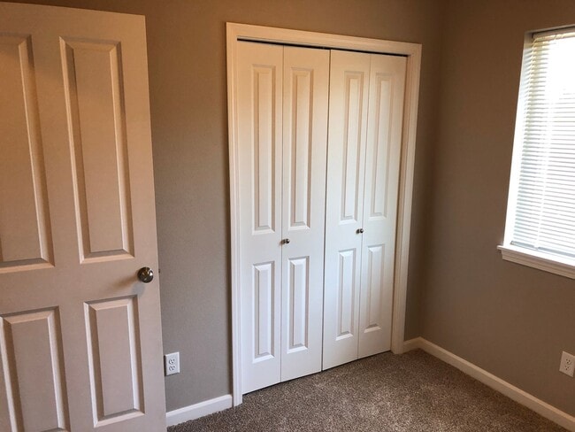 Building Photo - Newer 4 bed 2.5 bath duplex