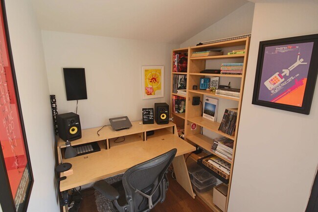 Building Photo - Furnished Recently Renovated Townhome