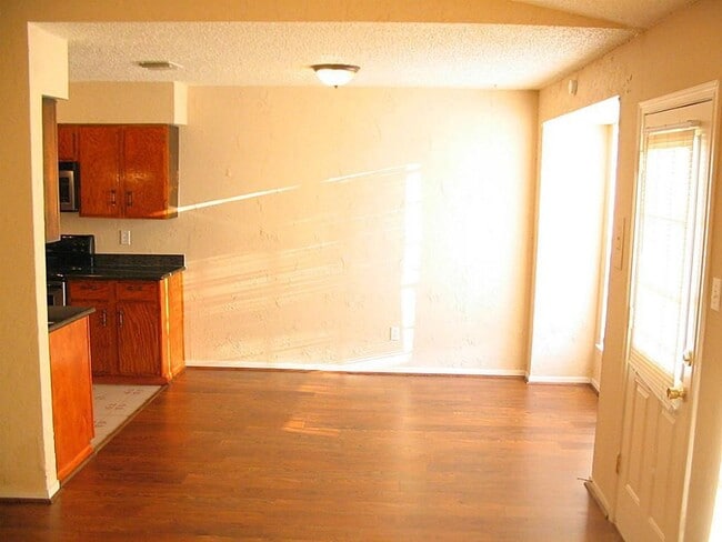 Building Photo - 15802 Kenbrook Dr