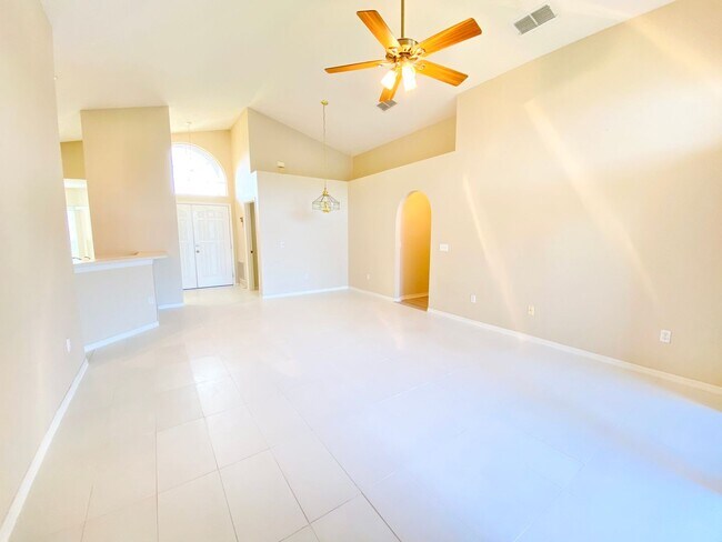 Building Photo - Beautiful Home with Water View in Waterford Lakes!