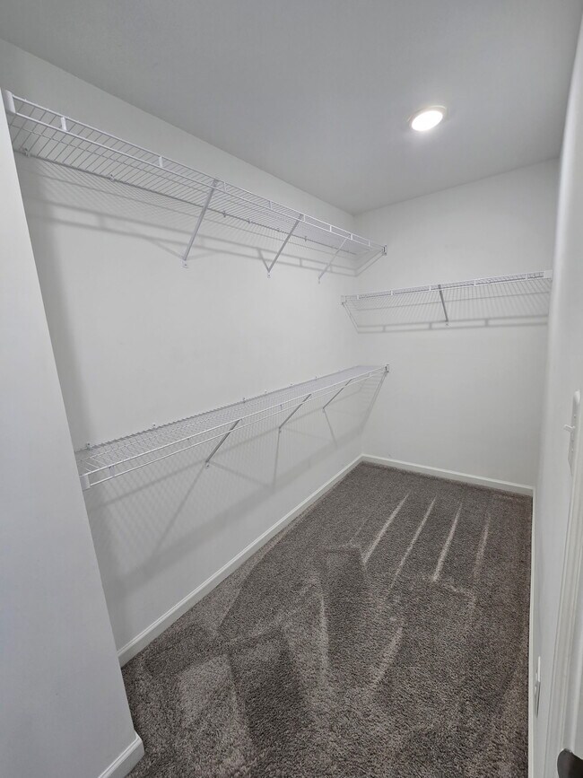 Building Photo - 1601 Mount Rainer Dr