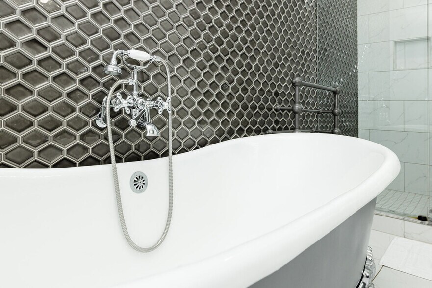 Building Photo - 1421 Elm St