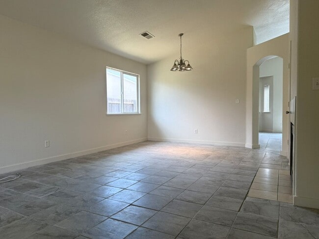 Building Photo - Available NOW!! 3/2 Open floor plan!