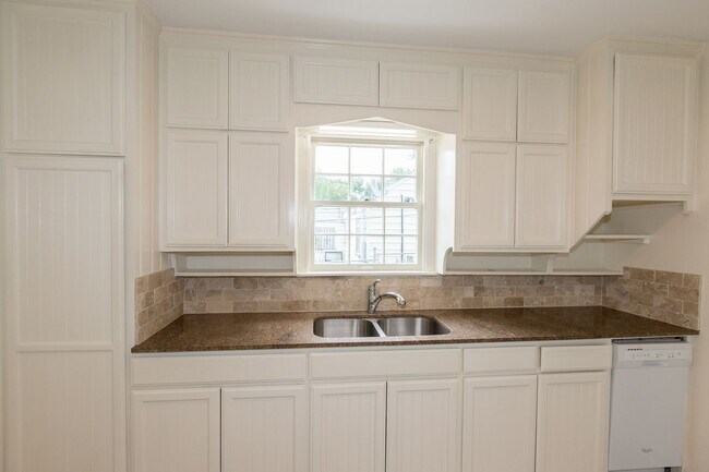 Building Photo - Beautiful 2 Bedroom, 1 Bath Home Coming Soon!