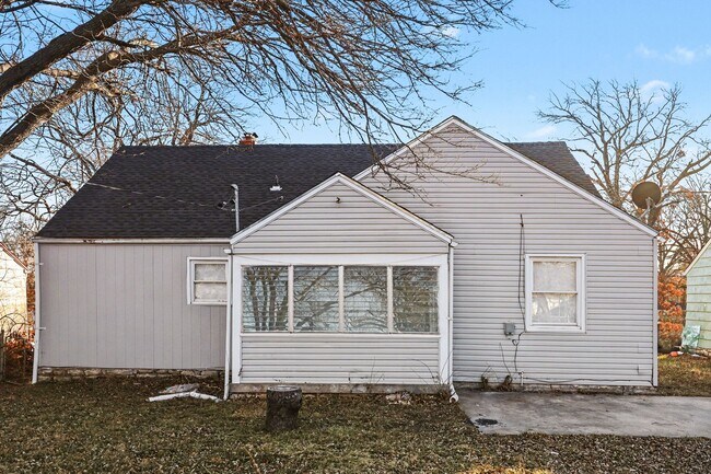 Building Photo - Beautiful 3 Bedroom 1 Bathroom Home in Kansas City!
