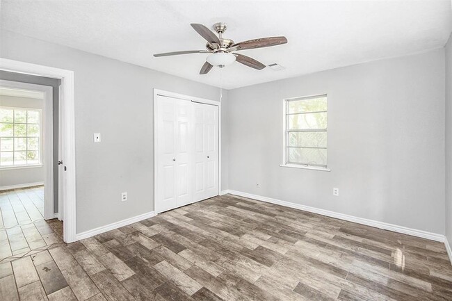 Building Photo - 385 W Bolivar St