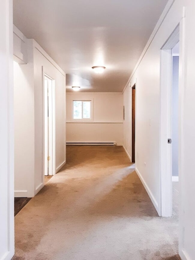 Building Photo - 4 Bed/ 2 Bath Townhome!