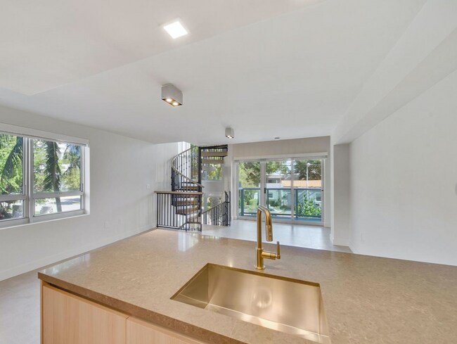 Building Photo - 1500 Bay Rd