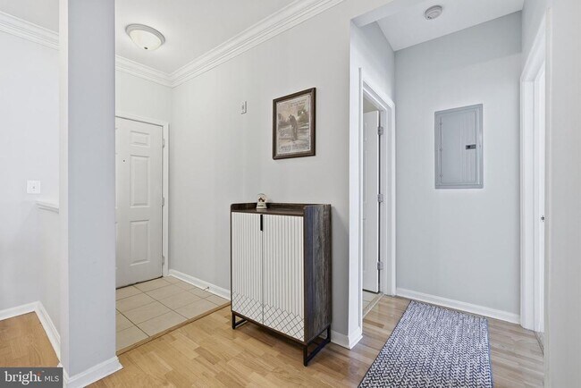 Building Photo - 4852 Eisenhower Ave