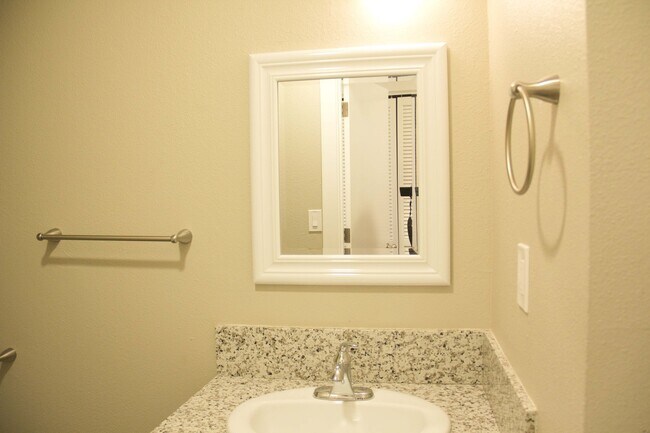 Building Photo - 2bed/2bath, W/D in unit, garage, and all d...