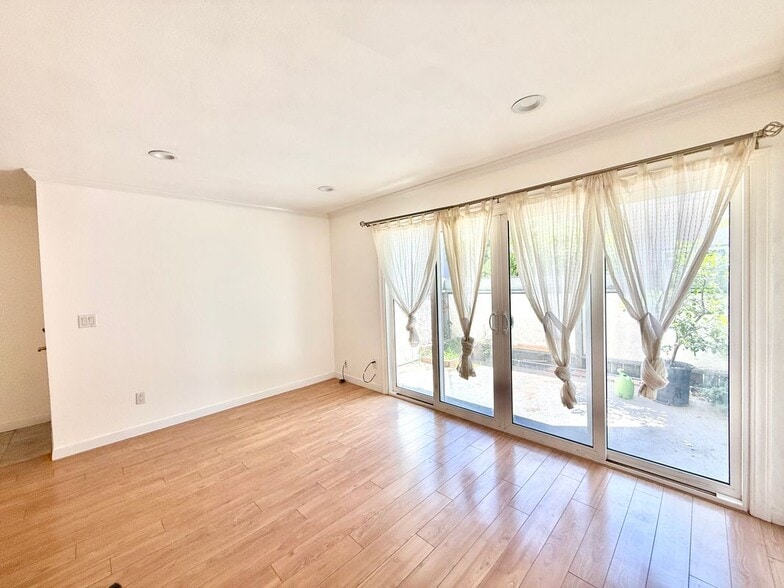 Building Photo - 2521 W Sunflower Ave