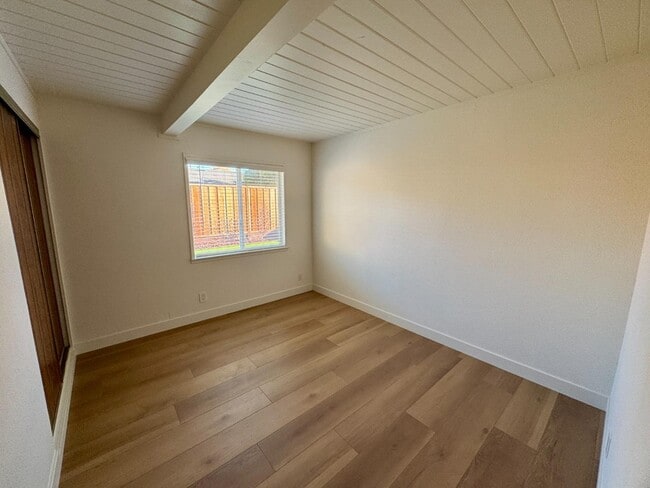 Building Photo - 554 Maple Ave