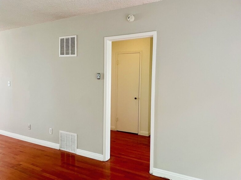 Building Photo - 941 N San Vicente Blvd