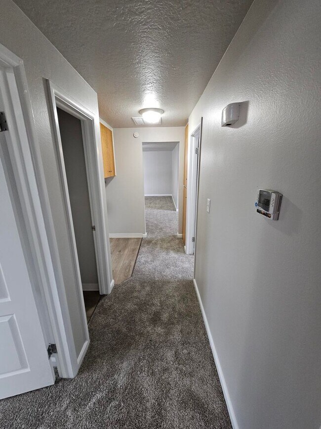 Building Photo - Beautifully Renovated 3 Bedroom, 1 1/2 Bathroom Duplex on the Boise Bench! Newer Carpet and Paint.