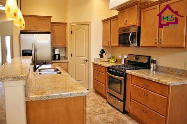 Building Photo - Beautiful Home in Gated community with pool, club house and limited work out facility.