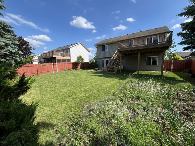 Building Photo - 817 Jack Russell Ave