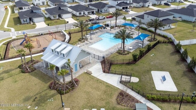 Building Photo - Like New Home