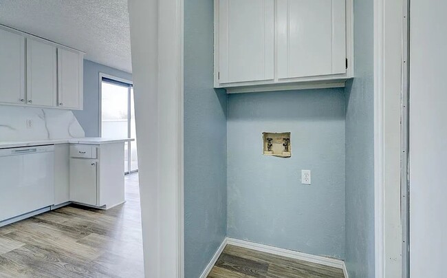 Building Photo - 3 bed two bath in Yukon, clean , updated a...